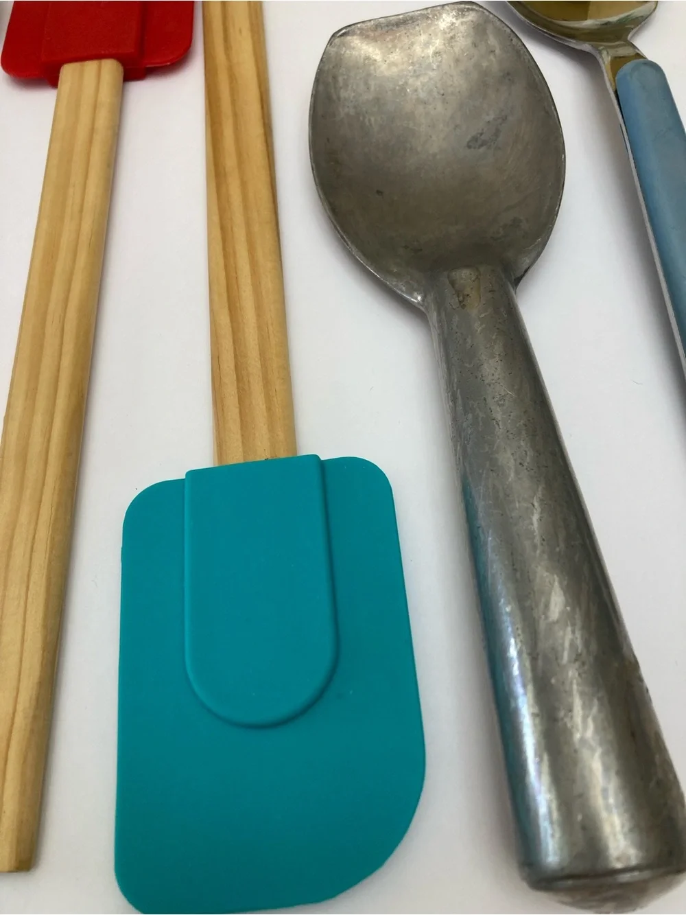 Assorted Bundle of Kitchen Utensils
